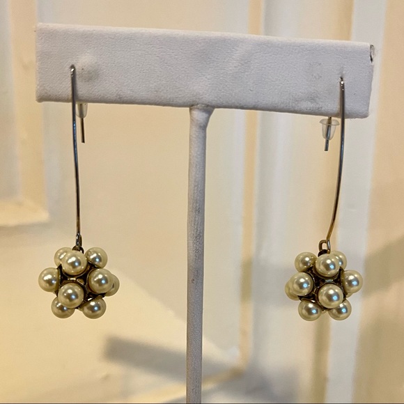 Pearl Cluster Dangle Pierced Earrings Silver Tone 2” Long - Picture 8 of 9